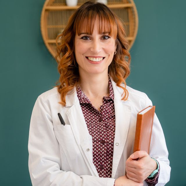 Professionista sanitario che consiglia la routine di benessere