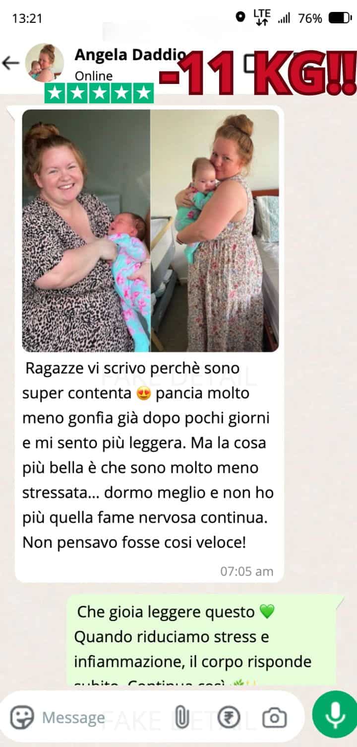 Ragazza sorridente con bambino, atmosfera di gioia e serenità.