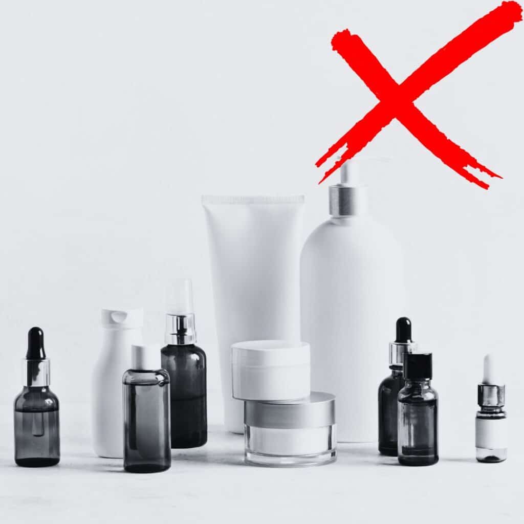Bottiglie di cosmetici con un grande X rossa sopra.