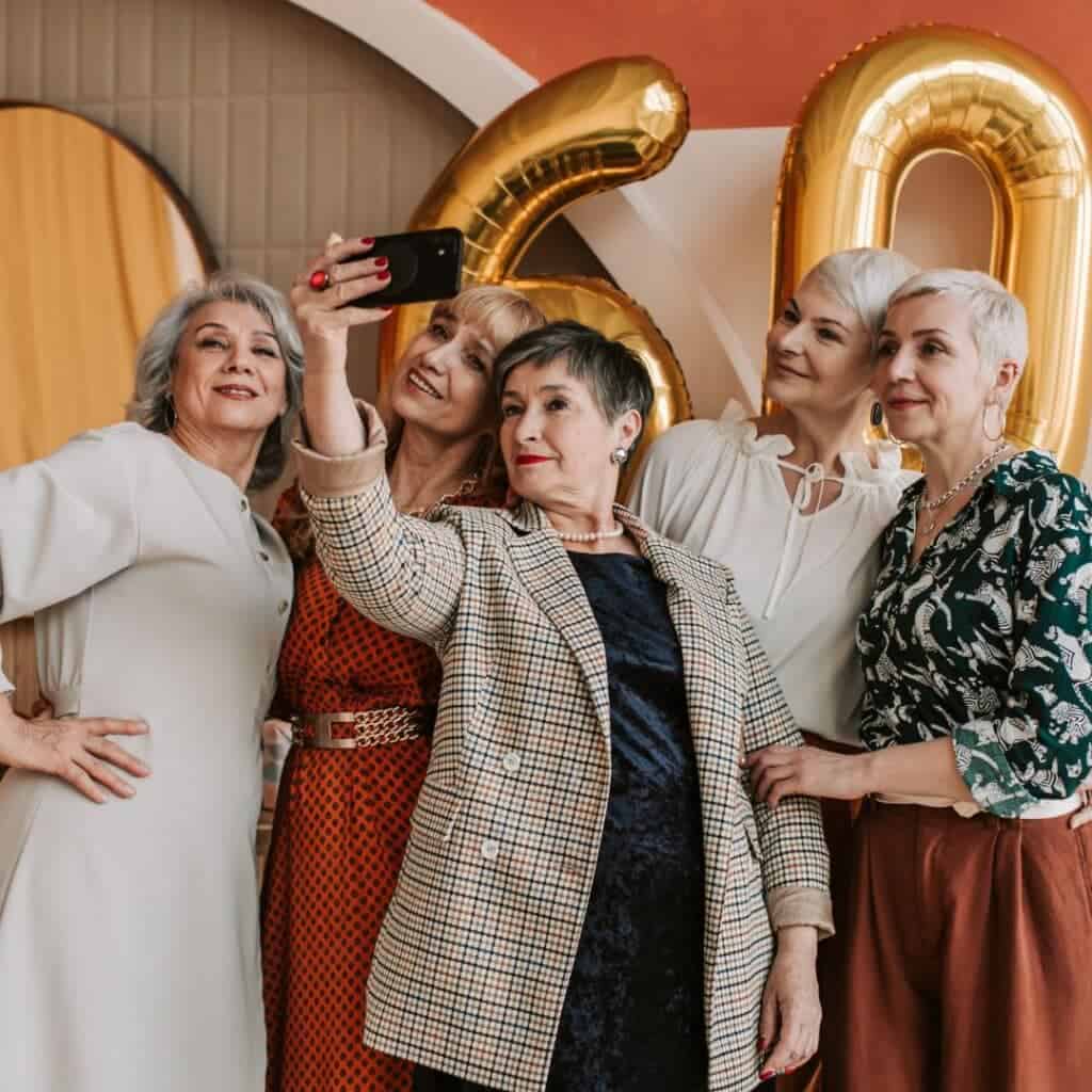 Gruppo di donne mature che si scattano una foto durante una festa.